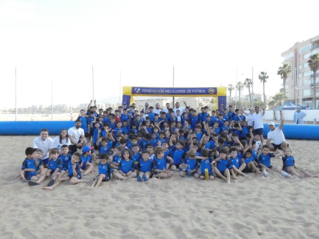 Grupo de niños en la jornada de fútbol playa de la Fundación RFMF