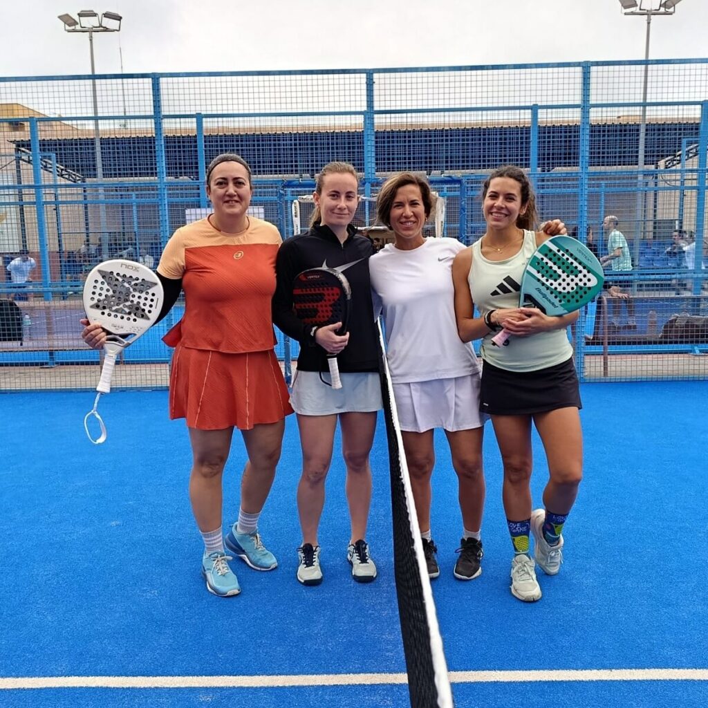 Cuatro jugadoras de pádel posando en la cancha tras el II Open Absoluto