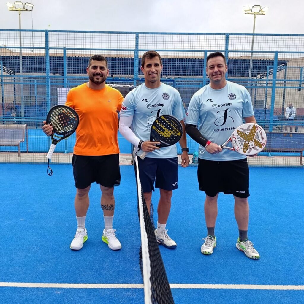 Jugadores de pádel posando en la cancha tras el II Open Absoluto