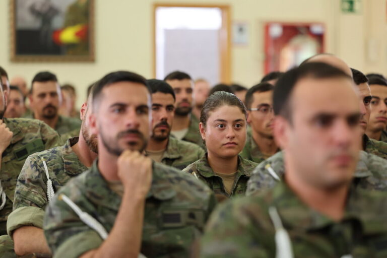 Militares en una reunión sobre la convocatoria de plazas para 2026