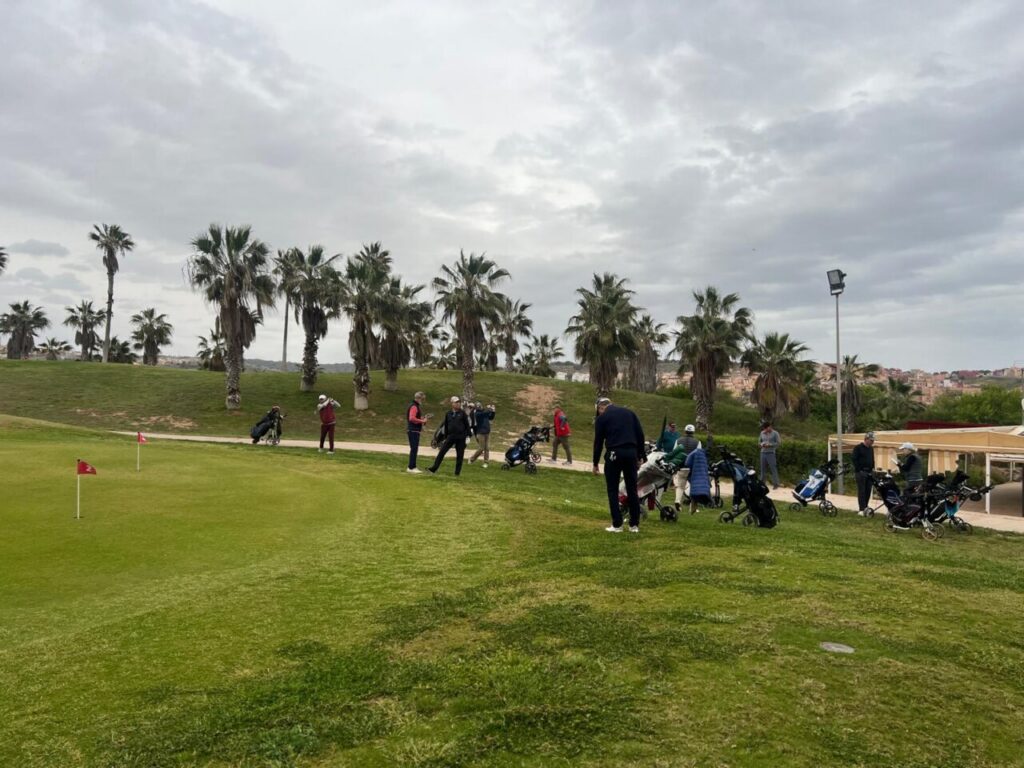 Jugadores en el campo de golf de Melilla bajo la lluvia