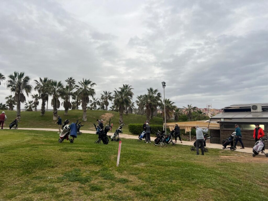 Jugadores de golf en el campo durante un día lluvioso en Melilla