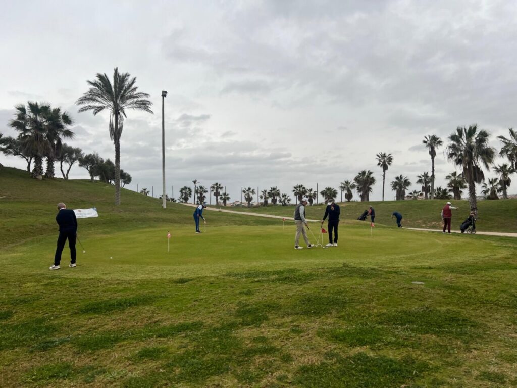 Jugadores en el campo de golf de Melilla durante la lluvia