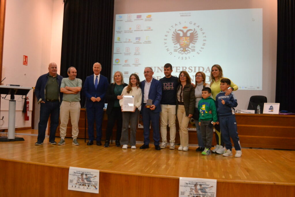 Vicky recibiendo un galardón en un acto de homenaje en Melilla