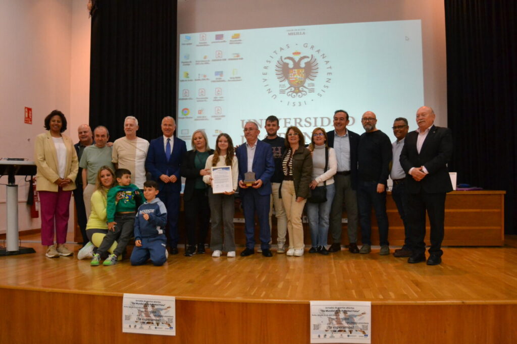 Grupo de personas en el homenaje a Vicky por su trayectoria deportiva