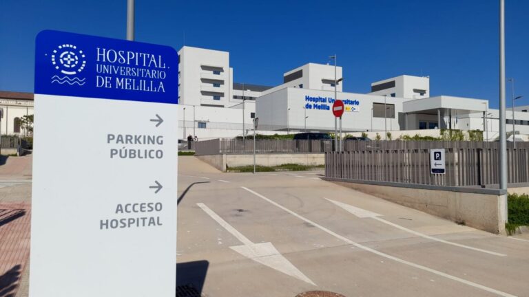 Entrada al Hospital Universitario de Melilla con señalización clara.