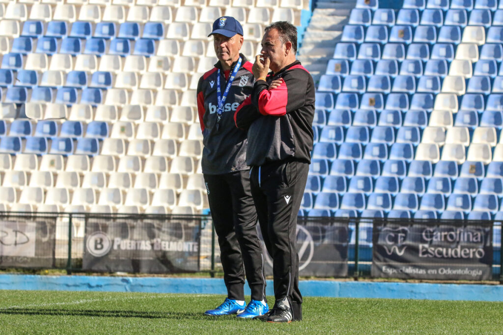 Entrenadores de la U.D. Melilla durante una sesión de entrenamiento en el estadio.