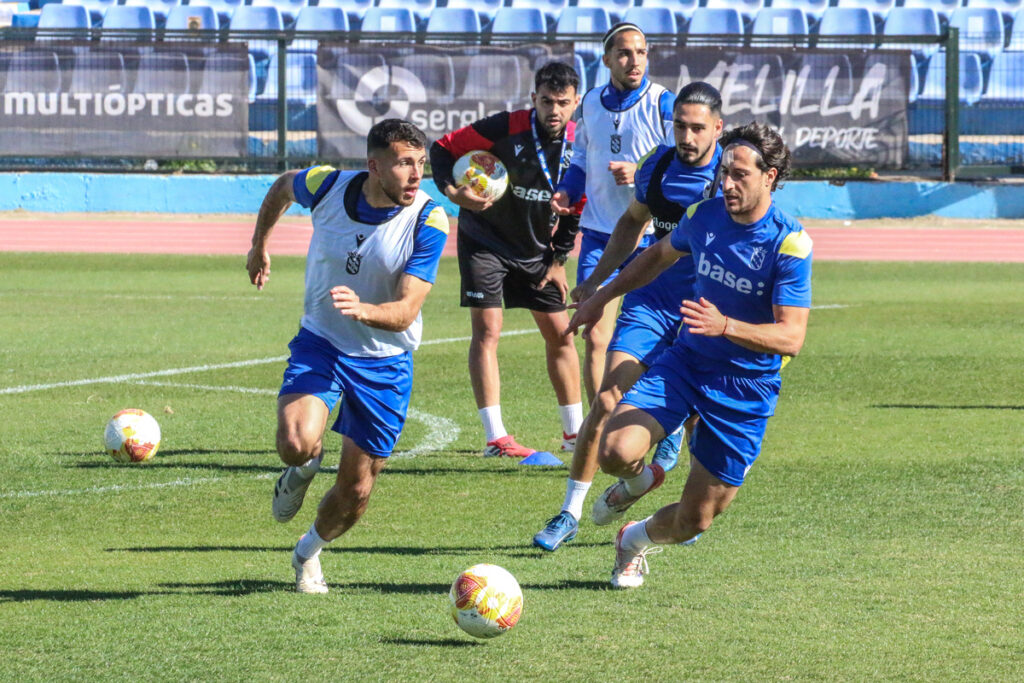 Jugadores de la U.D. Melilla entrenando en el campo con intensidad