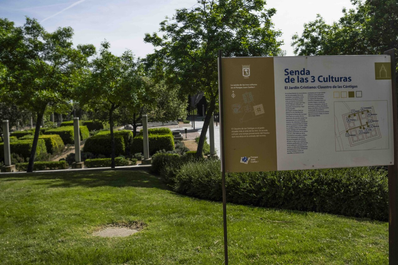 Vista del Jardín de las Tres Culturas en Barajas, Madrid, con señalización informativa.