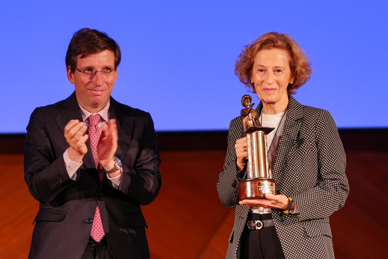 Julia Navarro recibiendo el Premio Clara Campoamor en Madrid