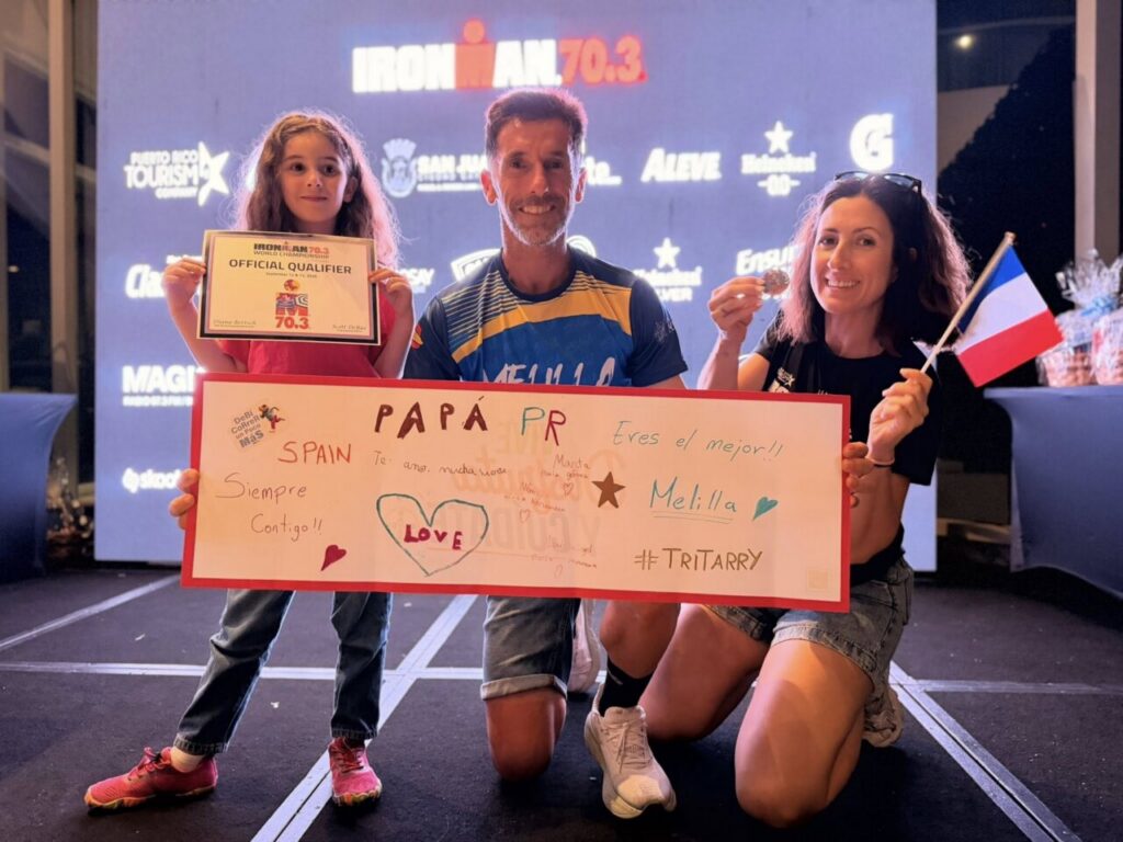 Luismi Ruiz con su familia tras clasificar al Mundial de Niza