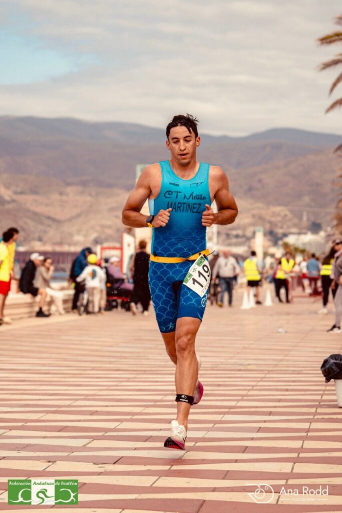 Manolo Martínez corriendo en el Triatlón Ciudad de Almería
