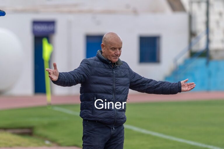 Entrenador Miguel Rivera pidiendo disculpas a la afición tras la derrota
