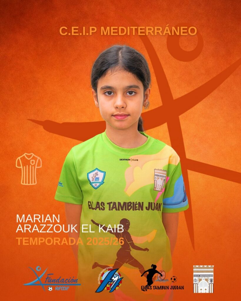 Niña con camiseta de fútbol del CEIP Mediterráneo