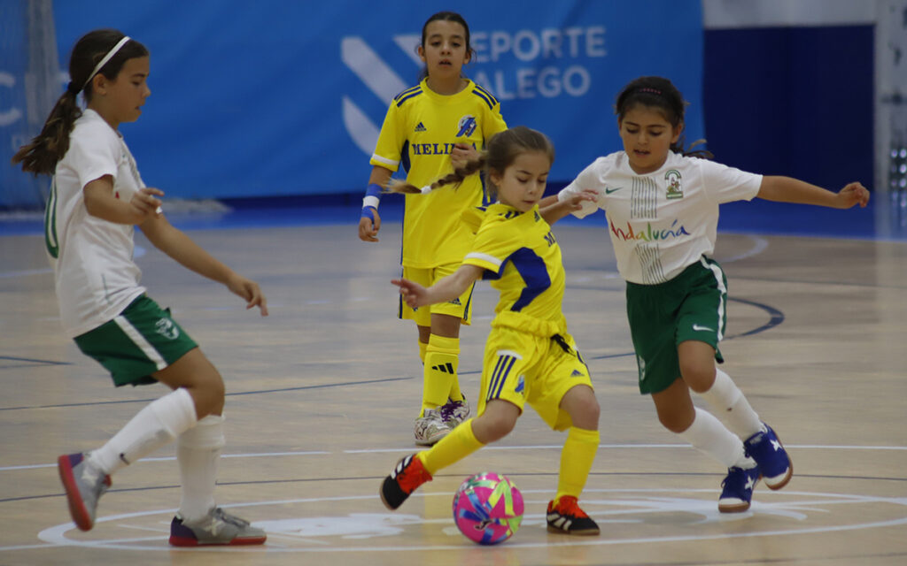 Jugadoras de fútbol sala en un partido de selecciones sub-10