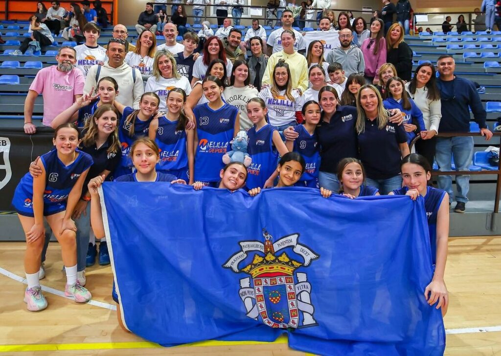Grupo de jugadores y aficionados del equipo de baloncesto de Melilla en un evento deportivo