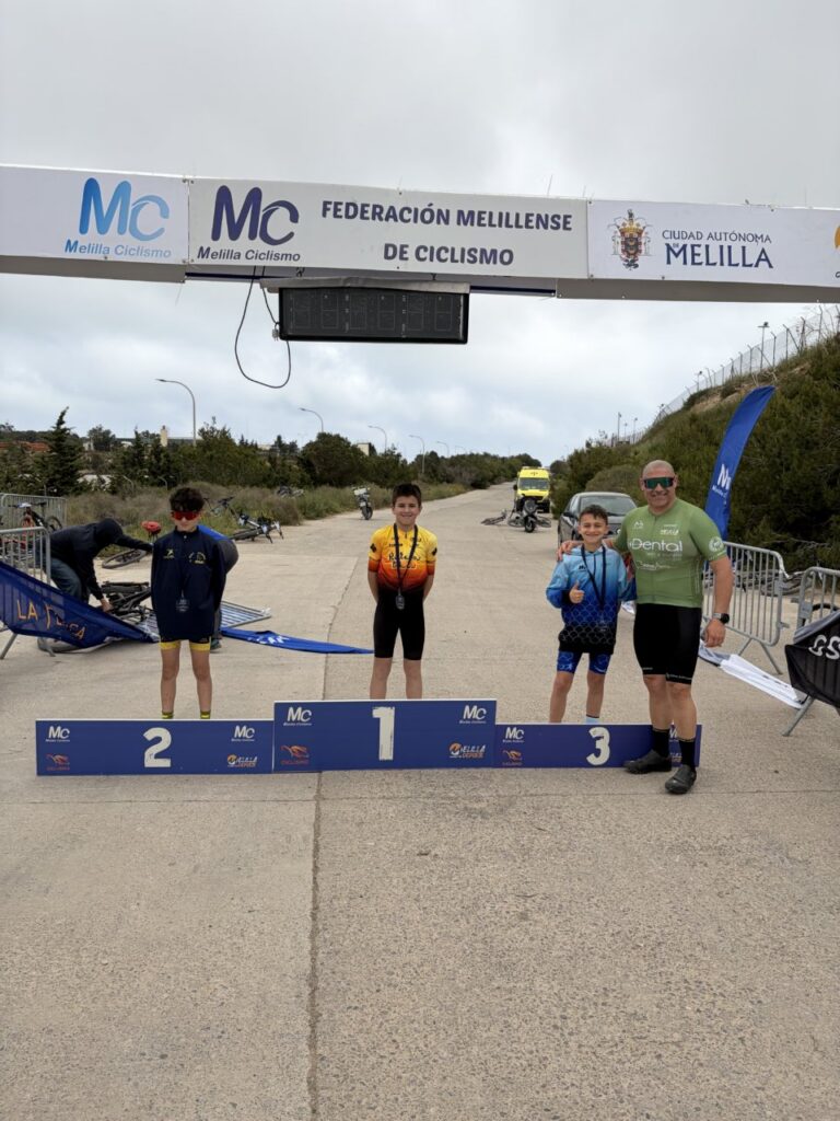 Cuatro ciclistas en el podio del VII Memorial de BTT Julio César Flores en Melilla.