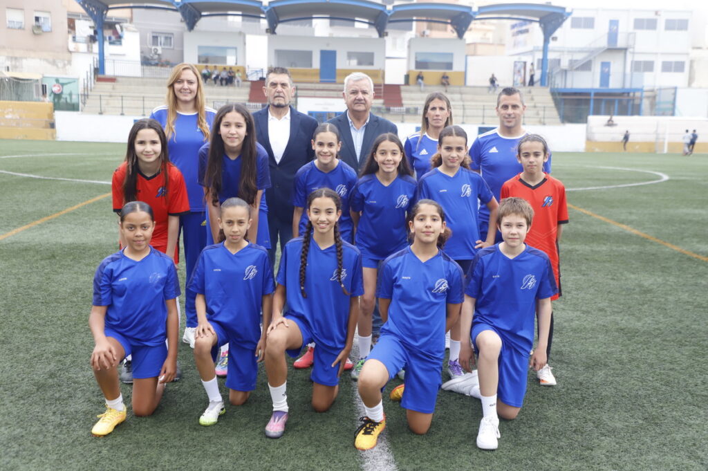 Equipo femenino de fútbol Sub-12 de Melilla en el campo