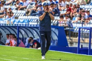 Miguel Rivera, entrenador de la U.D. Melilla, en el banquillo durante un partido.