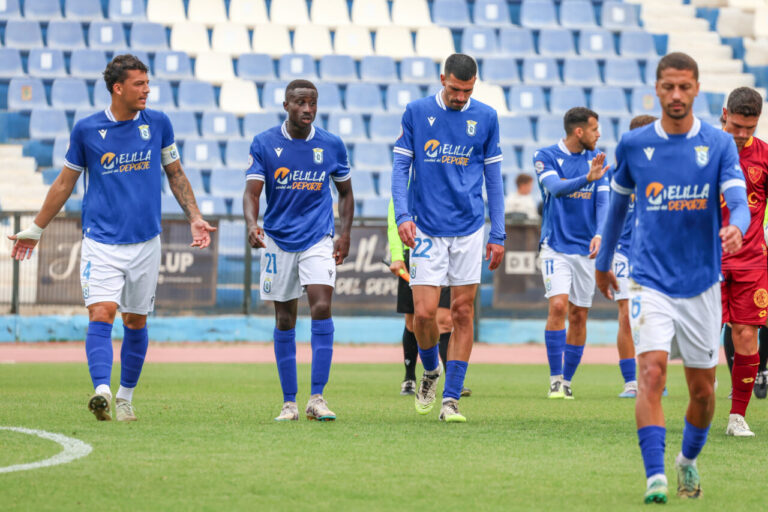 Jugadores de la U.D. Melilla tras una derrota en el estadio