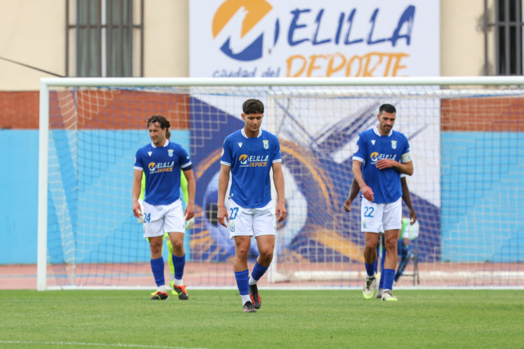 Jugadores de la U.D. Melilla con expresión de decepción tras la derrota