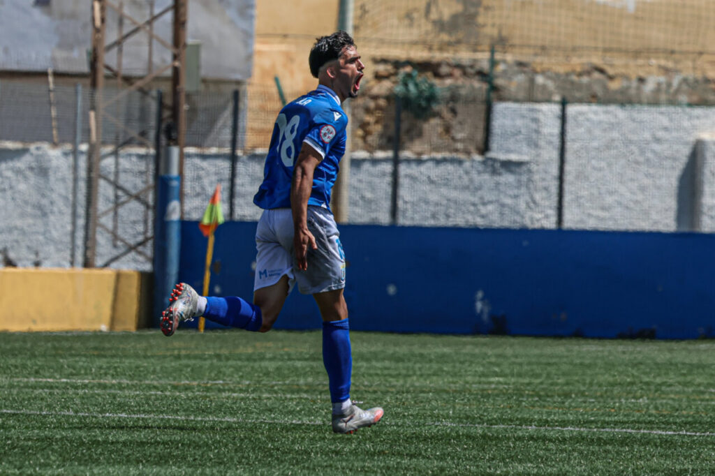 Jugador de la U.D. Melilla celebrando un gol en el partido contra San Pedro