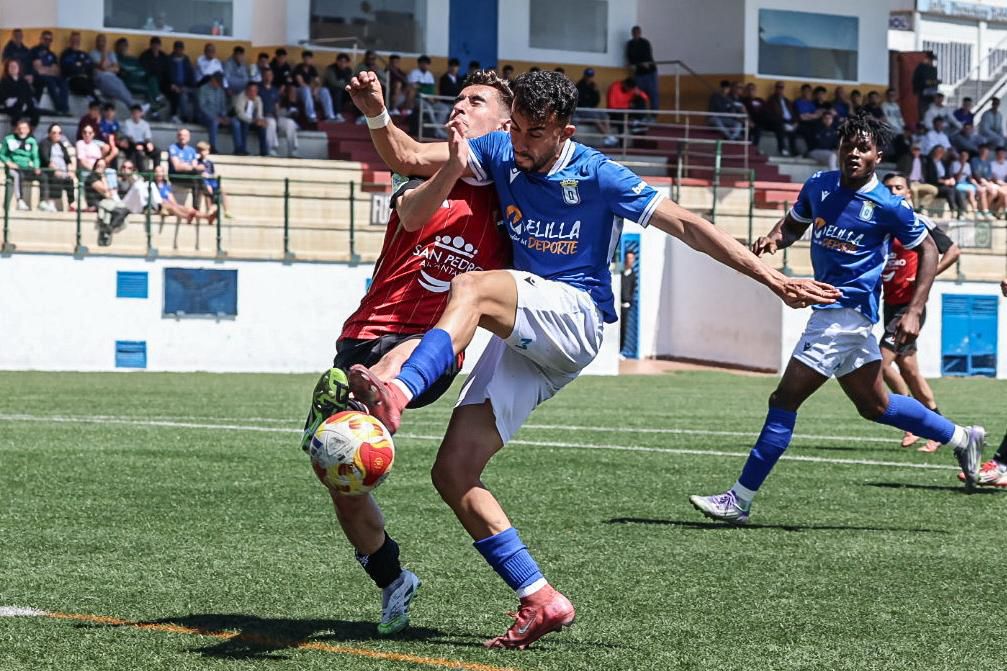 Jugadores de la U.D. Melilla y San Pedro en un partido de fútbol