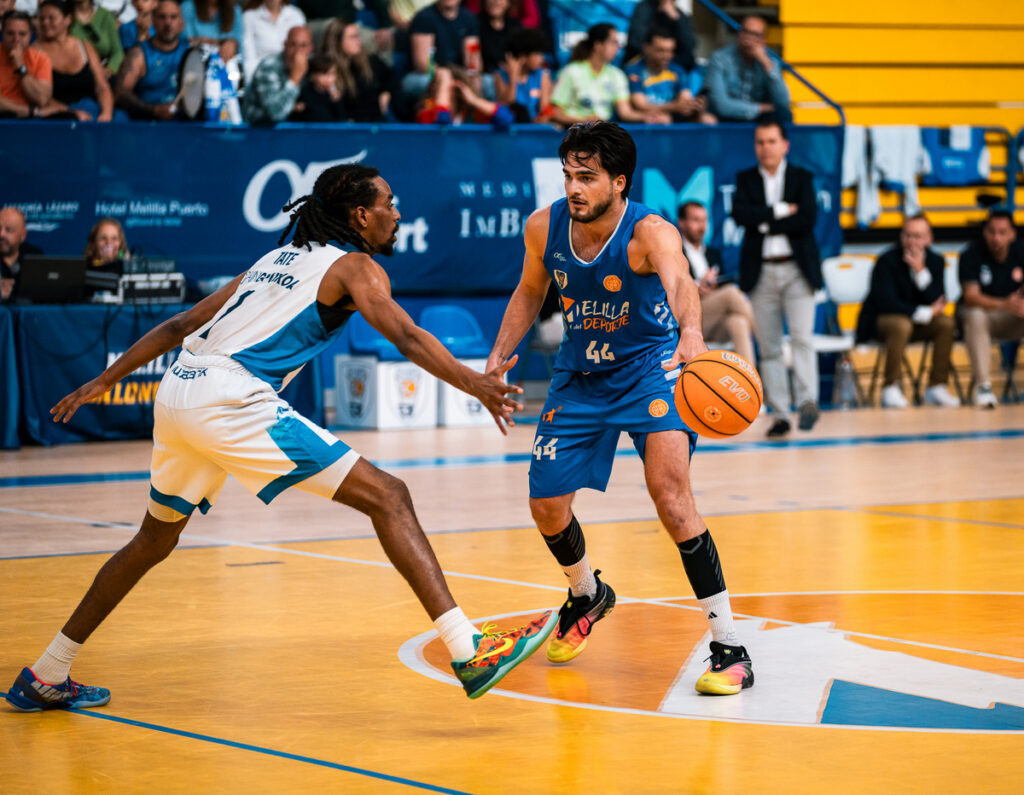 Jugadores del Melilla Baloncesto en acción durante un partido