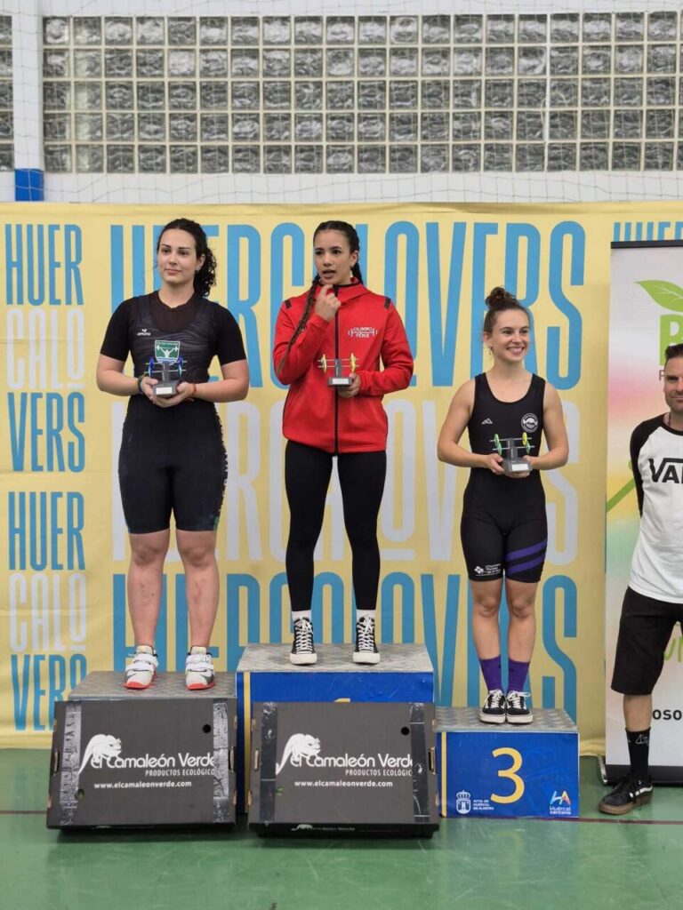 Atletas del Club Olimpo Fénix en el podio de halterofilia