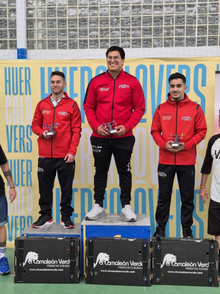 Atletas del Club Olimpo Fénix en el podio de halterofilia en Almería