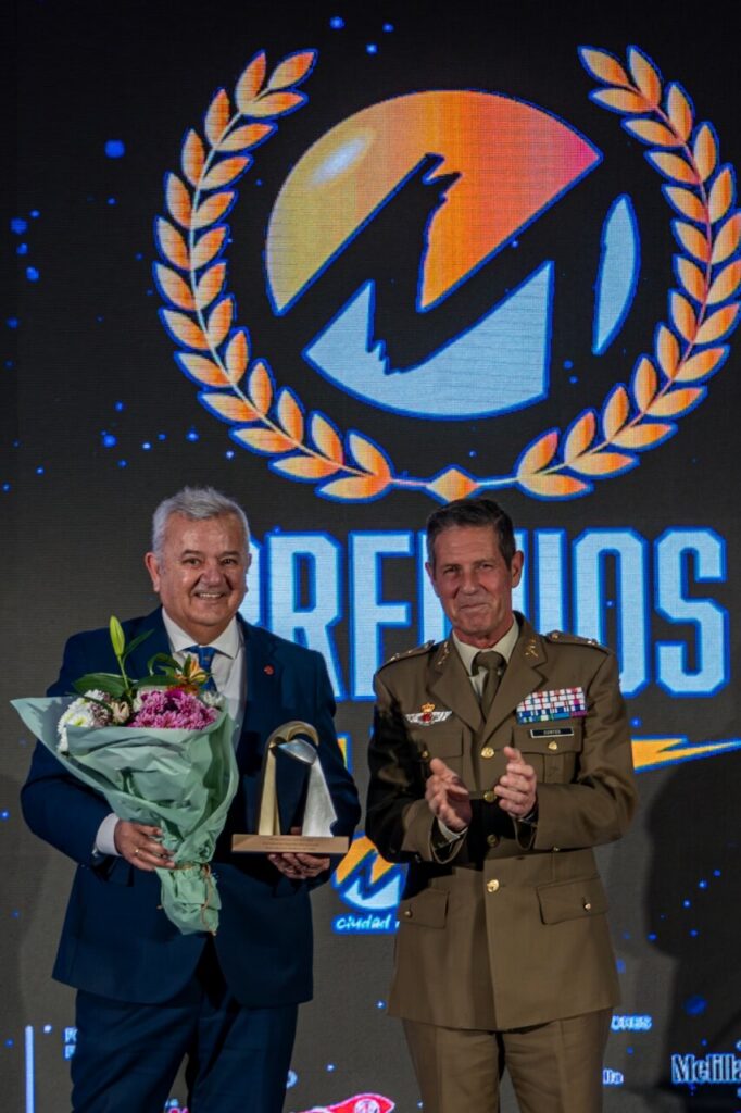 Entrega de premios a deportistas en Melilla con flores y trofeo