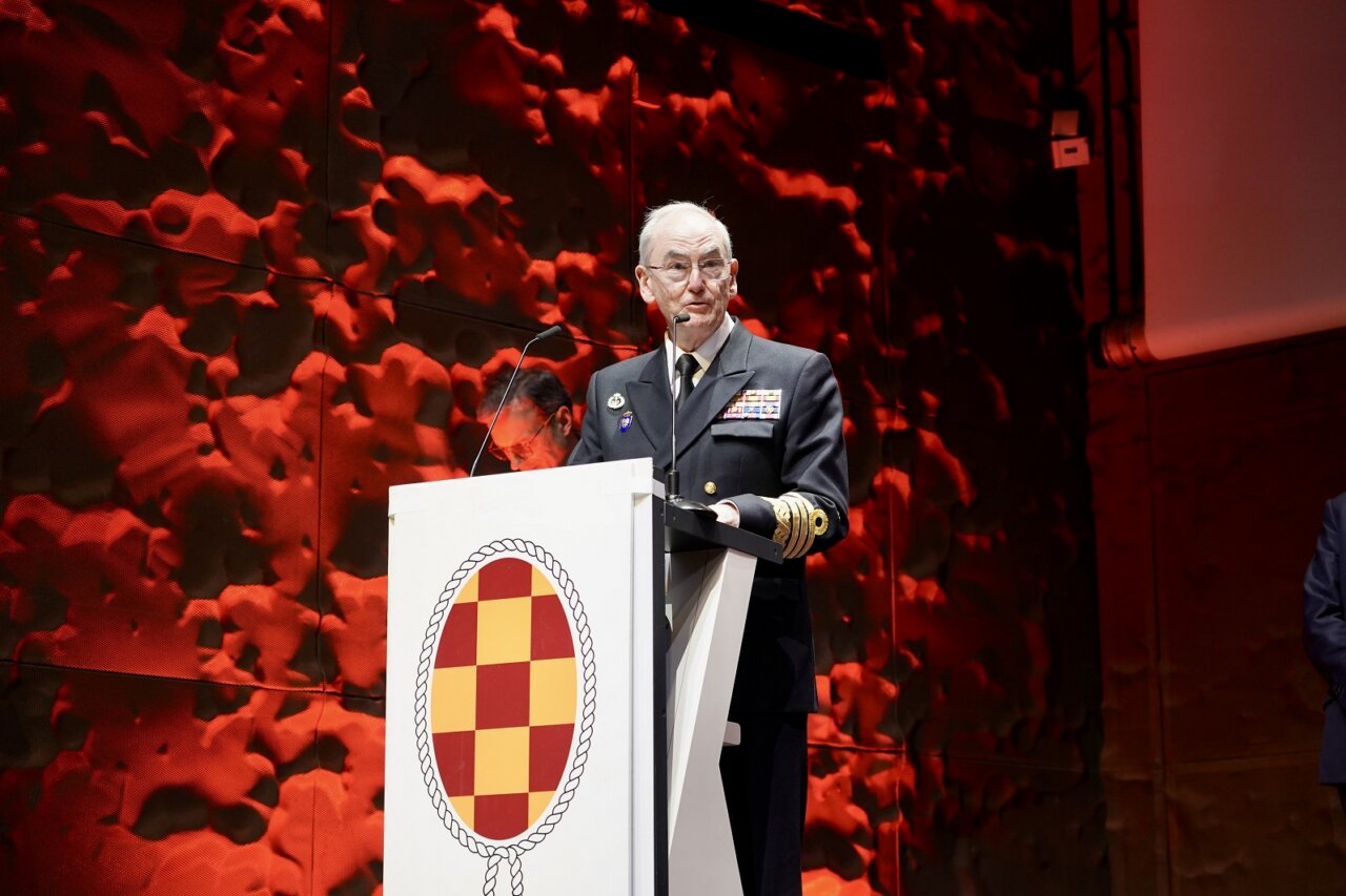 Almirante general Teodoro E. López Calderón recibiendo un premio en Madrid