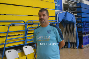 Entrenador Salim Abdelkader en el pabellón de deportes