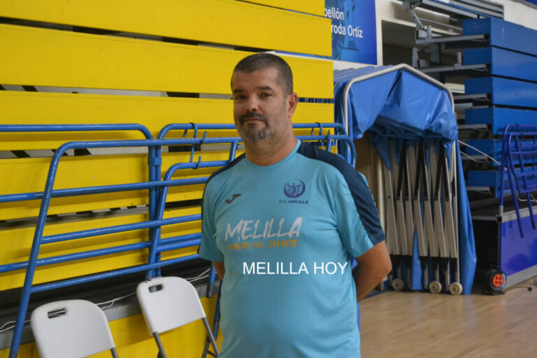 Entrenador Salim Abdelkader en el pabellón de deportes