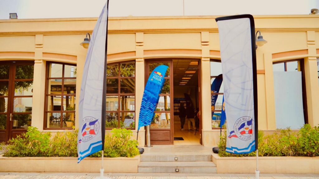 Entrada del Real Club Marítimo de Melilla durante el simposio de deportes acuáticos