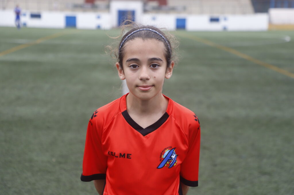 Niña en uniforme de fútbol femenino durante el campeonato Sub-12 en Melilla