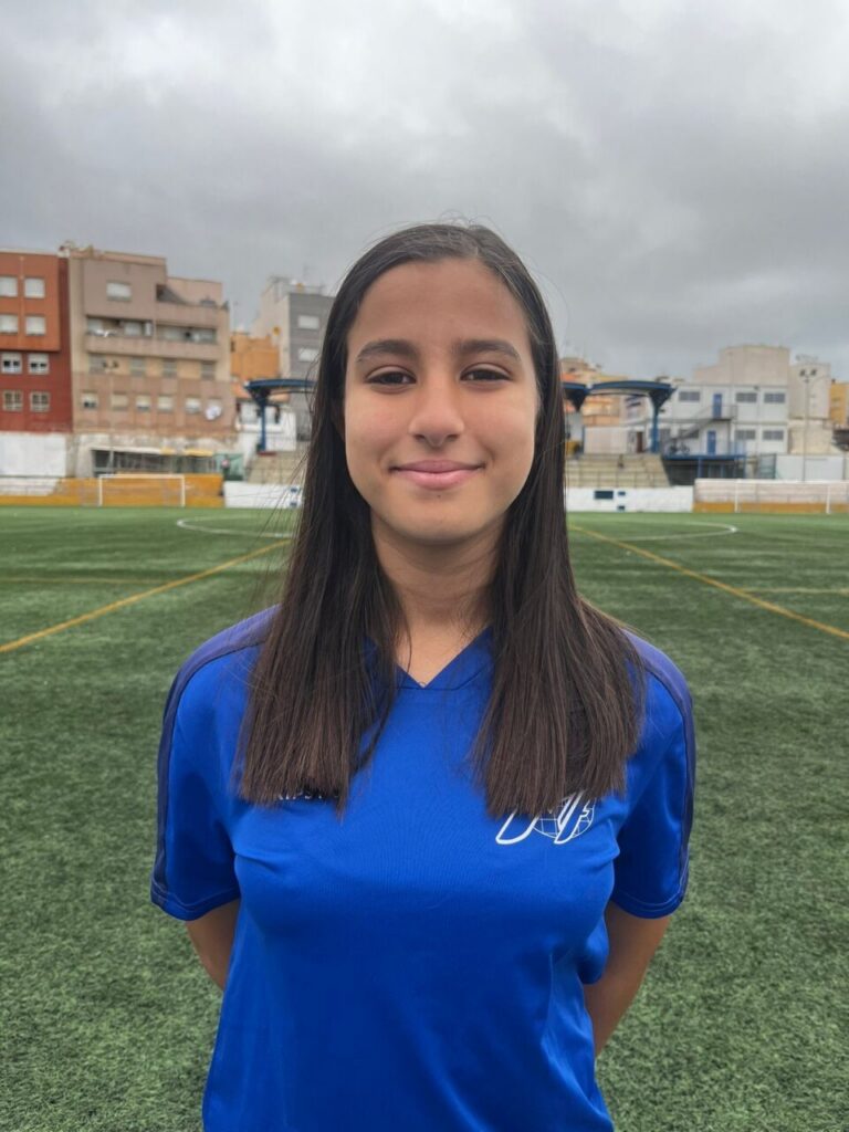 Jugadora del equipo femenino Sub-12 de Melilla en el campo