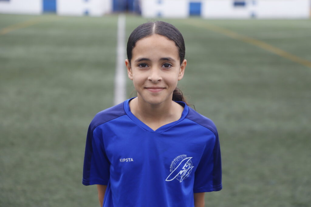 Jugadora del equipo femenino Sub-12 de Melilla en el campo de fútbol
