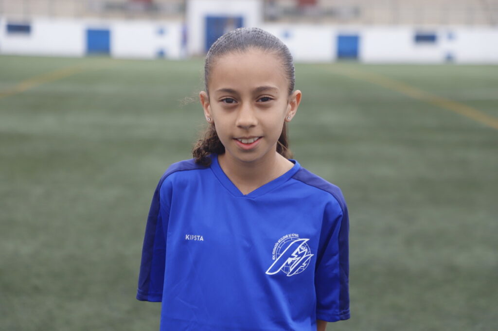 Niña futbolista del equipo femenino Sub-12 de Melilla en uniforme azul