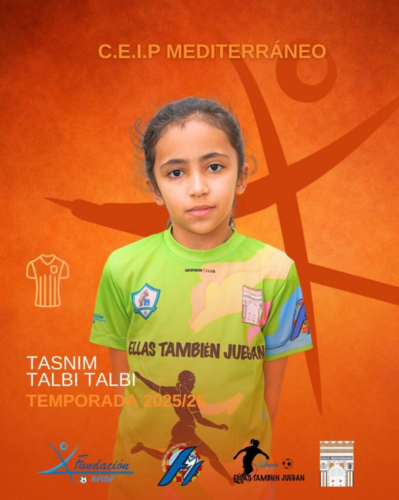 Niña con camiseta de fútbol del CEIP Mediterráneo en evento deportivo