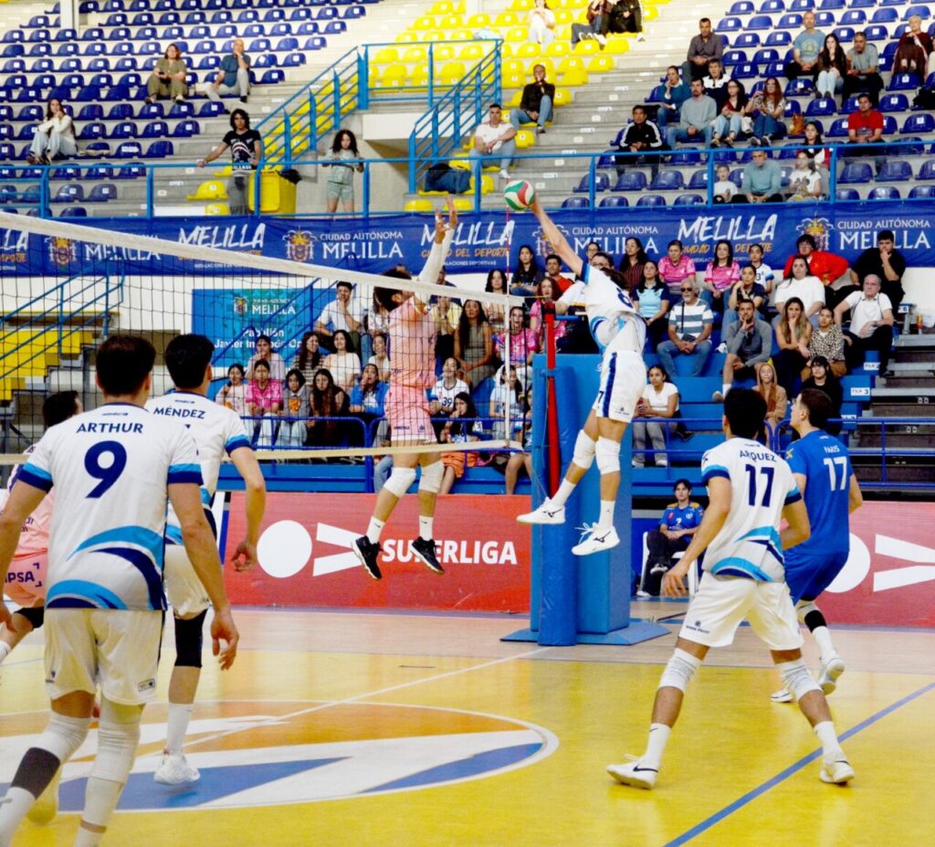 Jugadores del Club Voleibol Melilla compitiendo en un partido