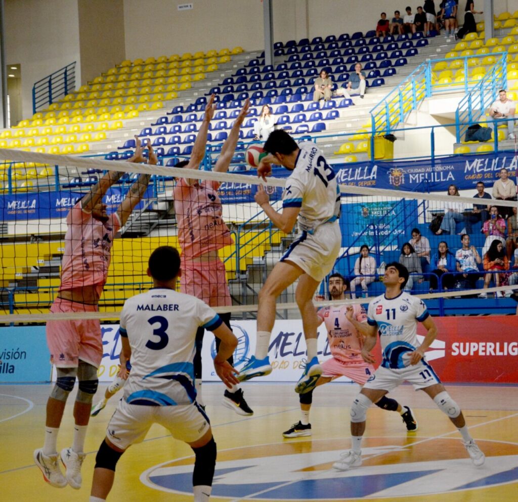 Jugadores del Club Voleibol Melilla en acción durante un partido