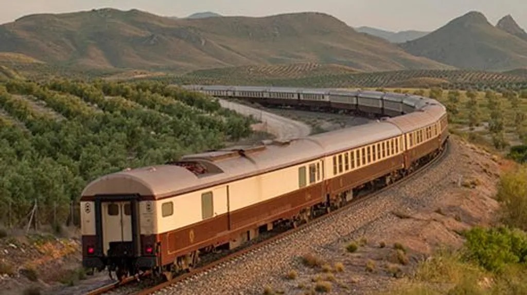 Tren Al Ándalus recorriendo paisajes andaluces en su nueva ruta.