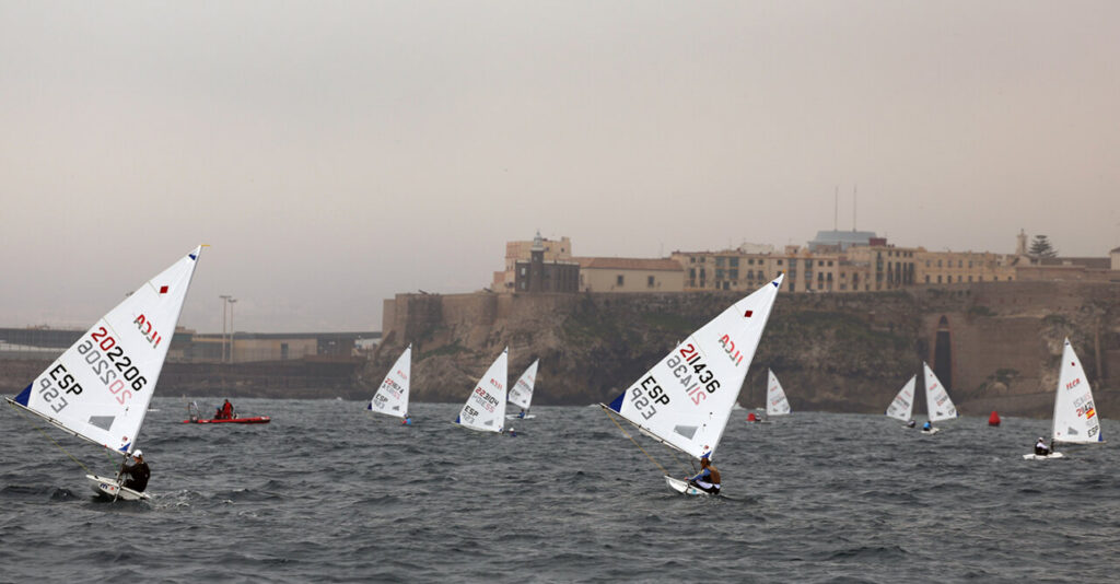 Regatistas compitiendo en el Campeonato de España de la clase Ilca 6 en Melilla