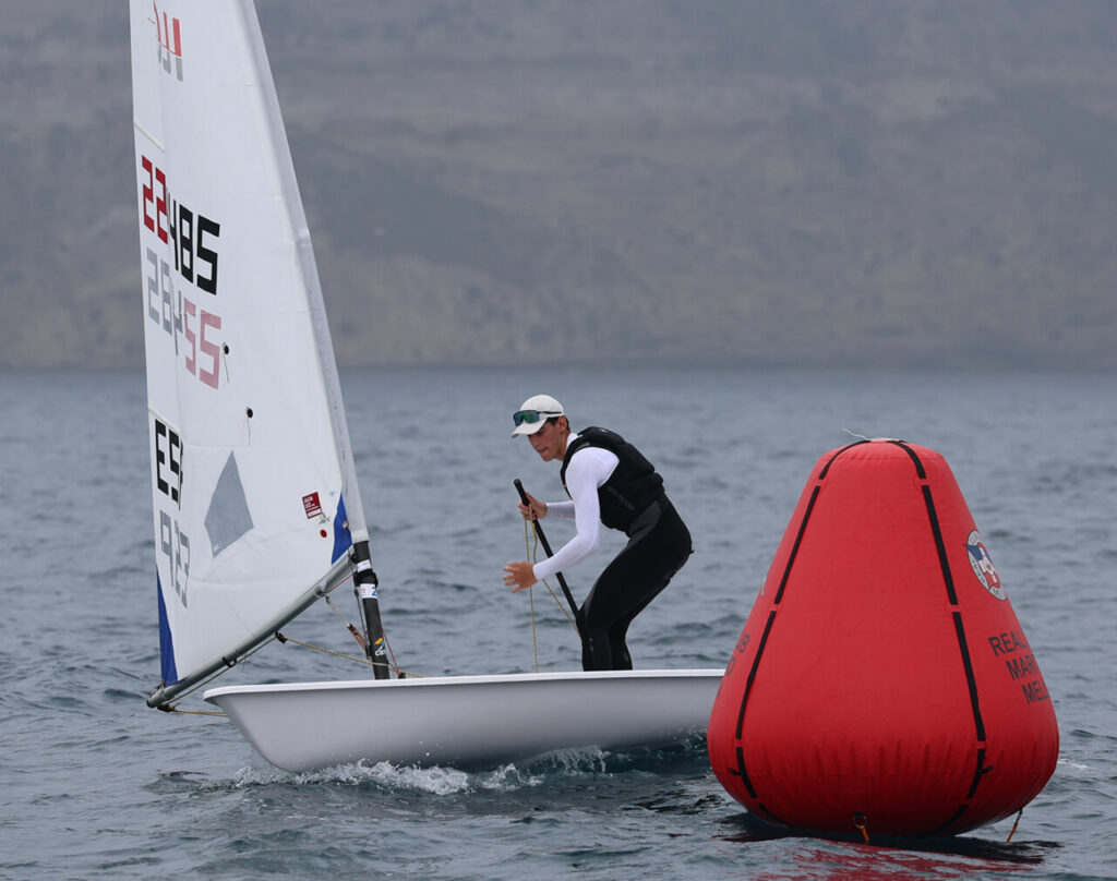 Regatista en el Campeonato de España ILCA 6 en Melilla
