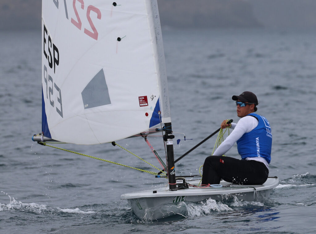 Regatista compitiendo en el Campeonato de España de la clase Ilca 6 en Melilla