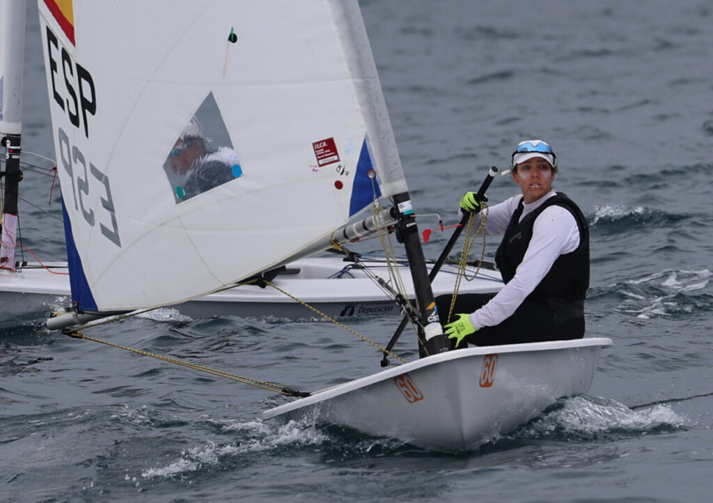 Regatista compitiendo en el Campeonato de España ILCA 6 en Melilla