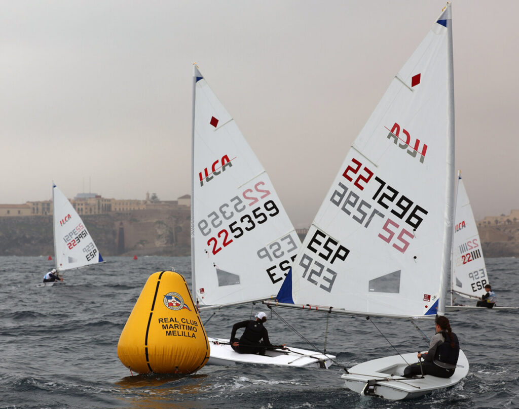 Regatistas compitiendo en el Campeonato de España ILCA 6 en Melilla