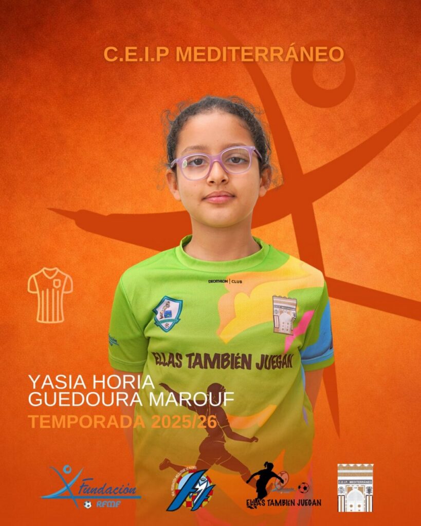 Niña con camiseta del CEIP Mediterráneo en evento de fútbol femenino
