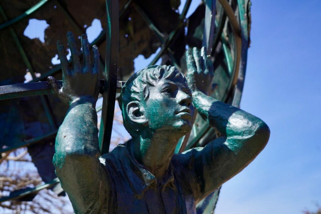 Escultura Nuevo Mundo en Melilla, simbolizando la paz y la convivencia.